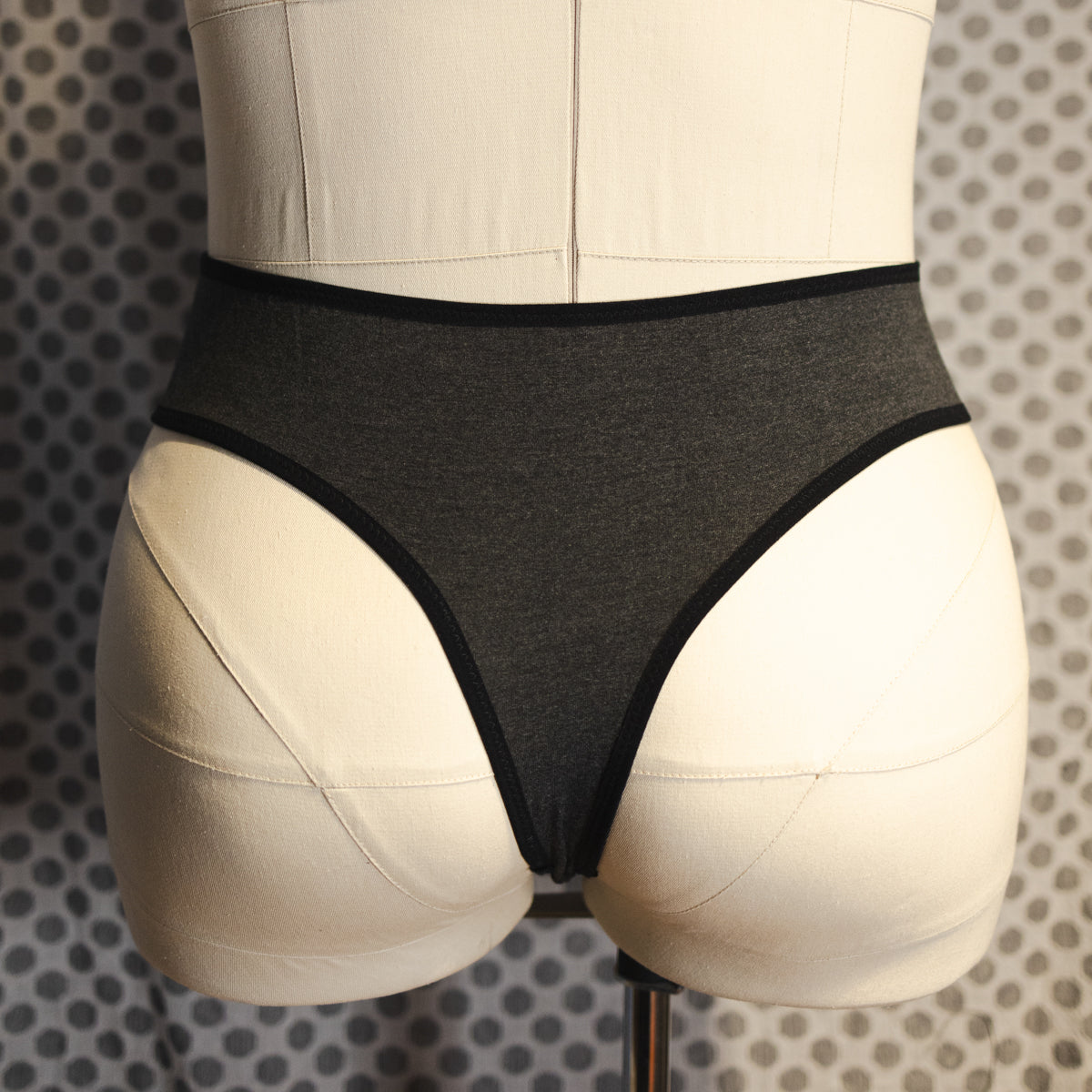 bir qiz balkonda yechinyapti Seksual pirat qizlar